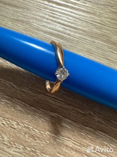 Кольцо с бриллиантом
