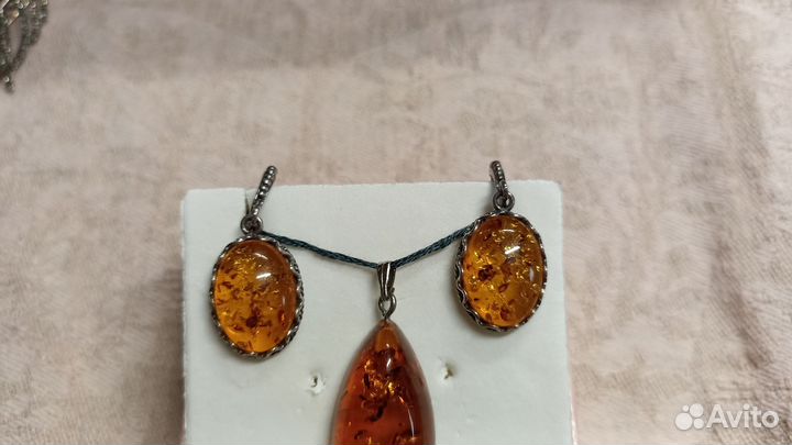 Комплект украшений из янтаря