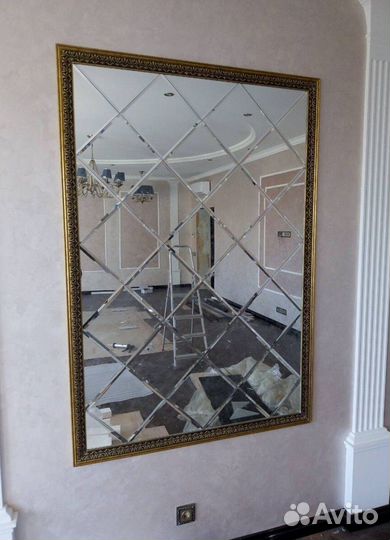 Зеркальное панно в гостиной