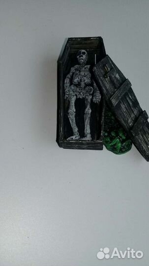Скелет в гробу 1/32