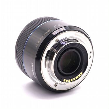 Светосильный объектив Samsung 45mm f/1.8 в упаковке