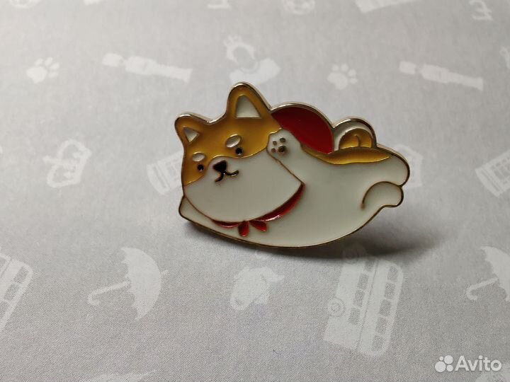 Значок собака Сиба Ину с плащом