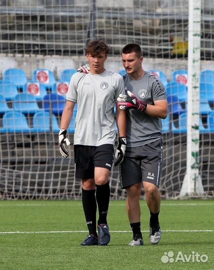 Тренер по работе с футбольными вратарями