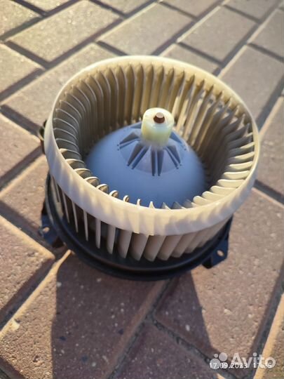 Мотор печки 2727008083 toyota pruis 30 левый руль