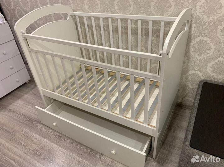 Детская кроватка с маятником