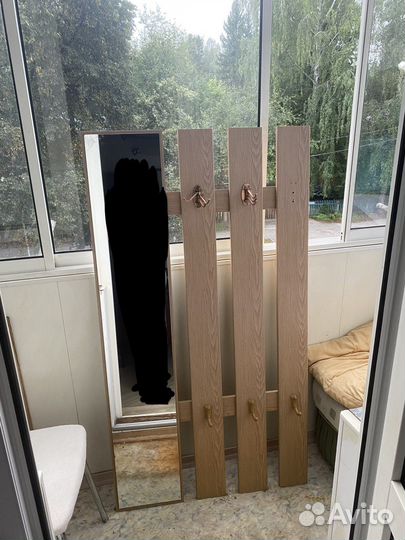 Зеркало и вешалка для одежды в прихожую