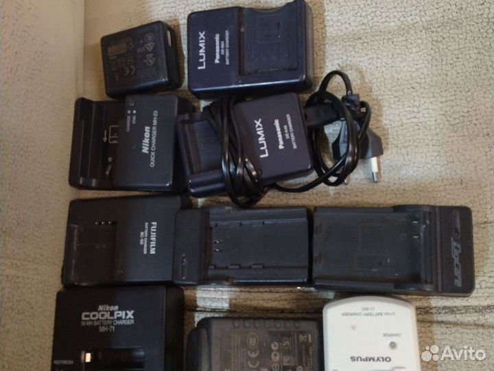 Разные зарядные устройства для фотоаппарата