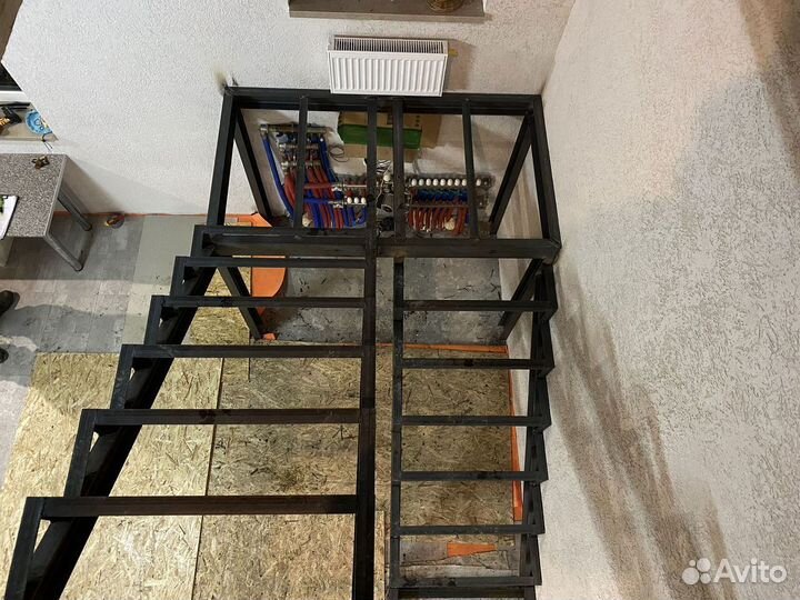 Лестница на металлокаркасе с гарантией под ключ