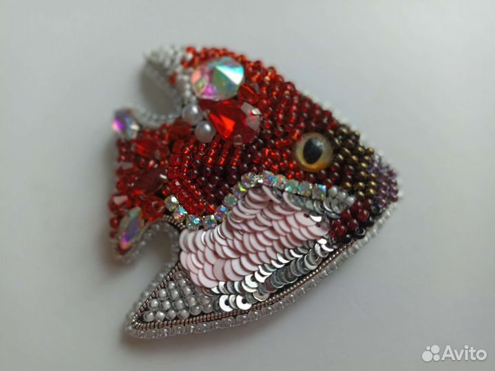 Брошь ручной работы из бисера