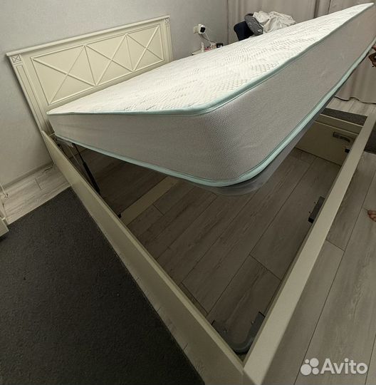 Кровать двухспальная с матрасом