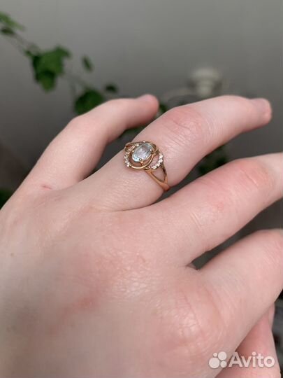 Золотое кольцо с топазом и фианитами