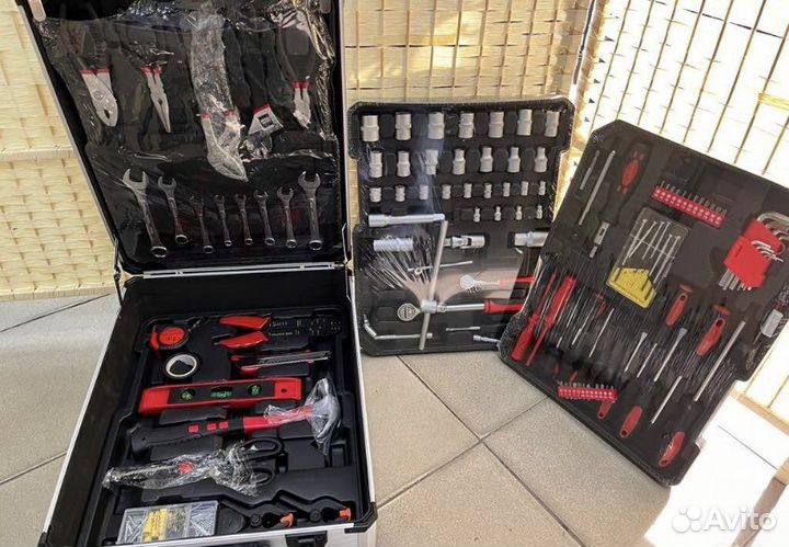 Набор инструментов в чемодане