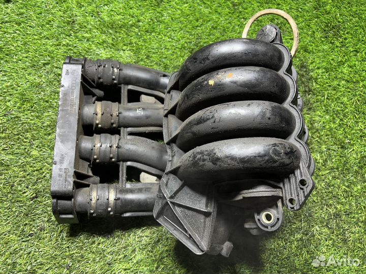 Впускной коллектор Volkswagen Passat