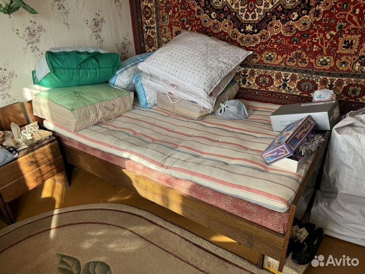 Спальня (шкаф, трюмо, кровать)