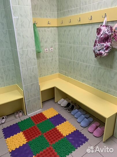 Лавки с вешалкой для раздевалки