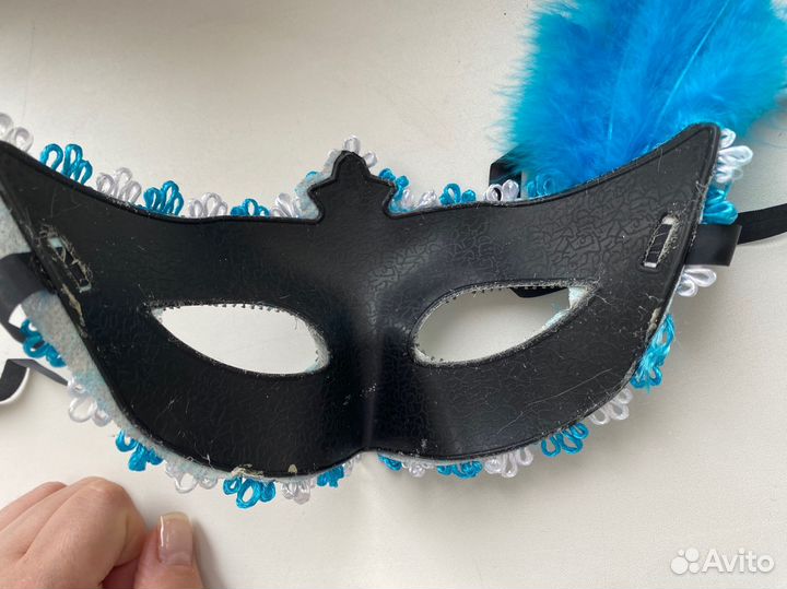 Маска голубая ажурная с перьями