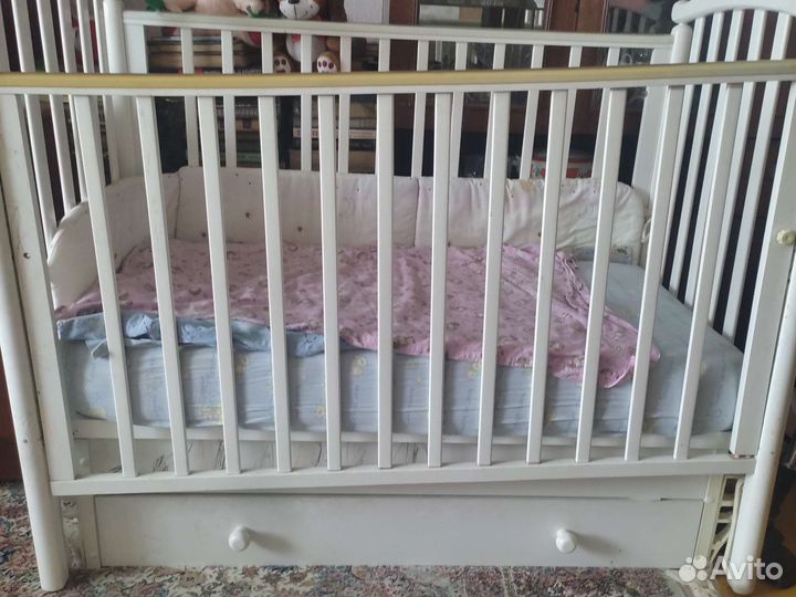 Детская кроватка с продольным маятником