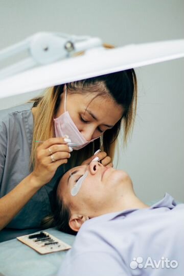 Лешмейкер, мастер по наращиванию ресниц