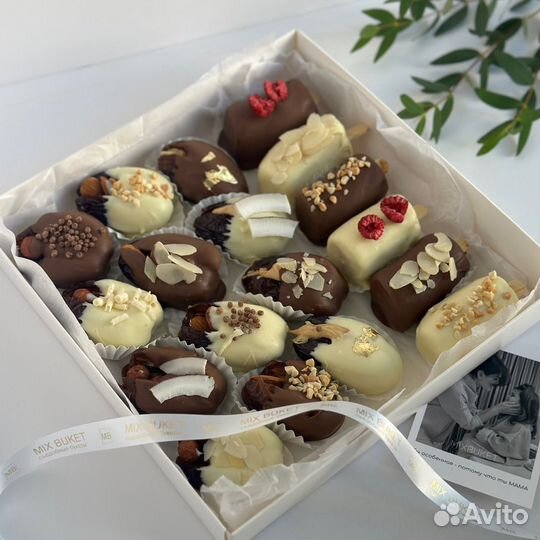 Клубника, финики, бананы