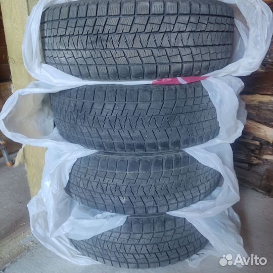 Bridgestone Blizzak DM-V1 215/60 R17 96S