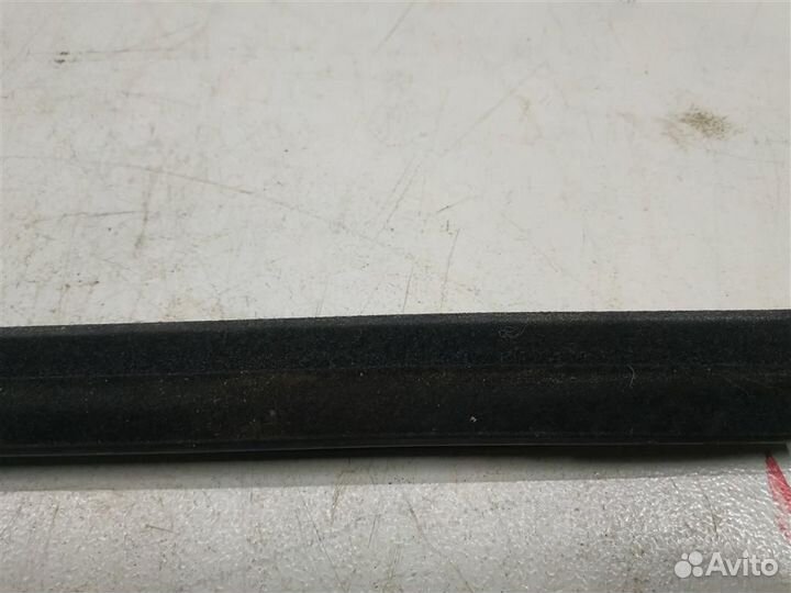 Уплотнитель стекла переднего правого внутренний