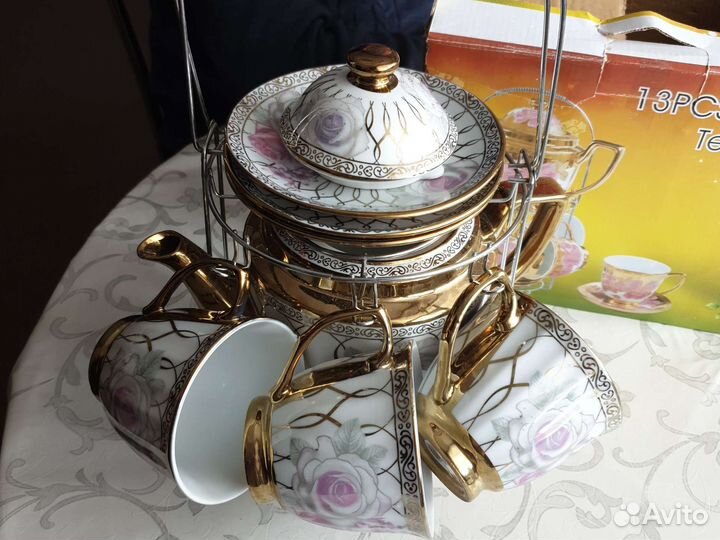 Чайный сервиз с чайником на подставке