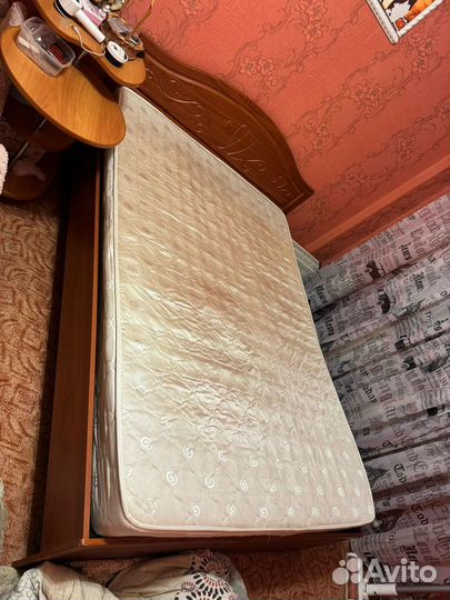 Кровать со столиком