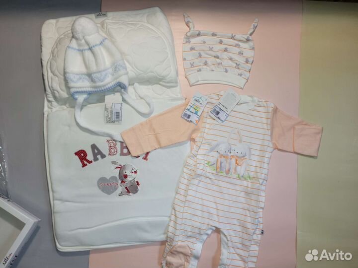 Комплект на выписку конверт на рождение шапка