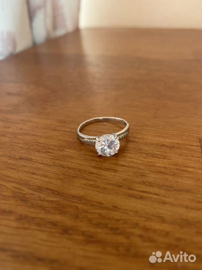 Серебряное кольцо с фианитом