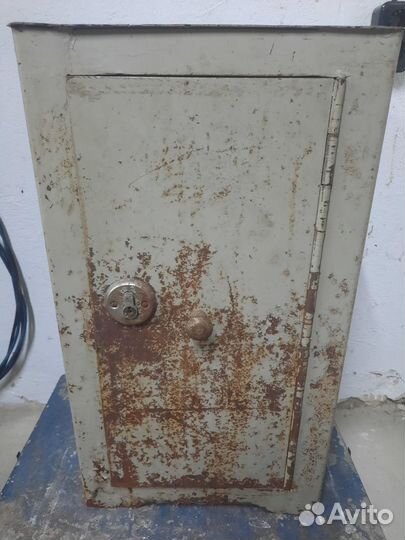 Сейф металлический