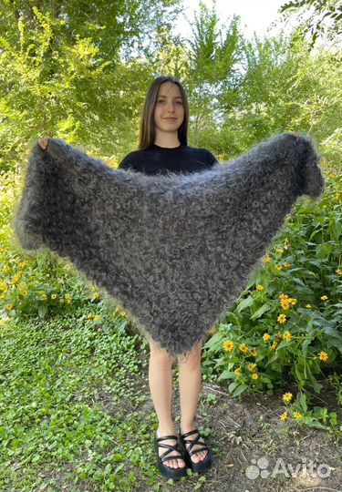 Пуховая косынка серая кудрявая