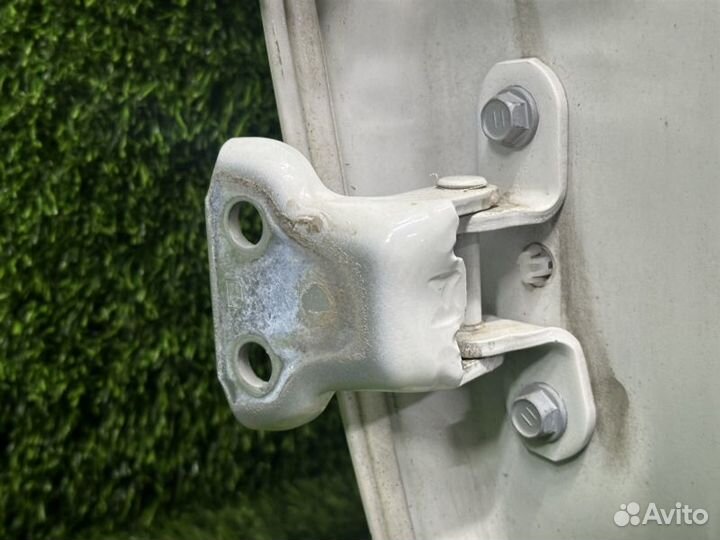 Петли двери передние правые Toyota Isis ZGM15