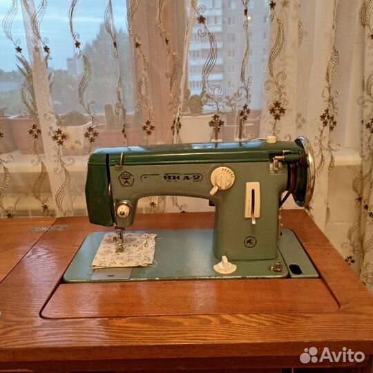 Швейная машинка Чайка 2