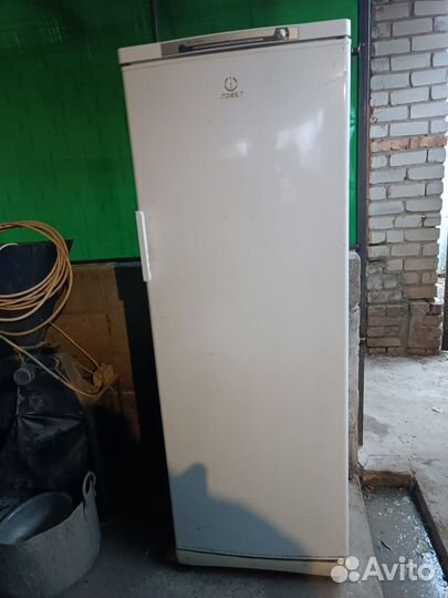 Морозилка вертикальная indesit