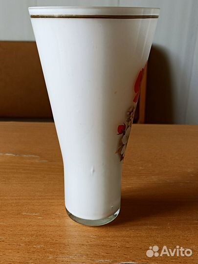 Вазочка. Цветы. Молочное стекло. Ранний СССР