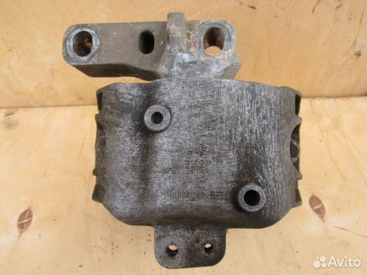 Опора двигателя правая Skoda Octavia tour 1998