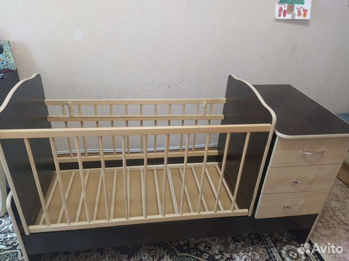 Детская кроватка с маятником