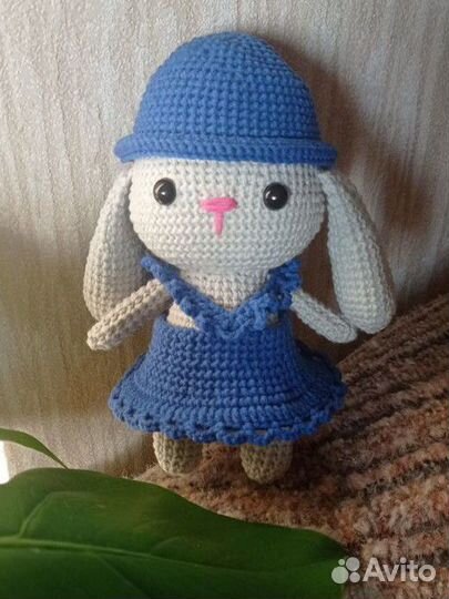 Игрушка заяц вязаный