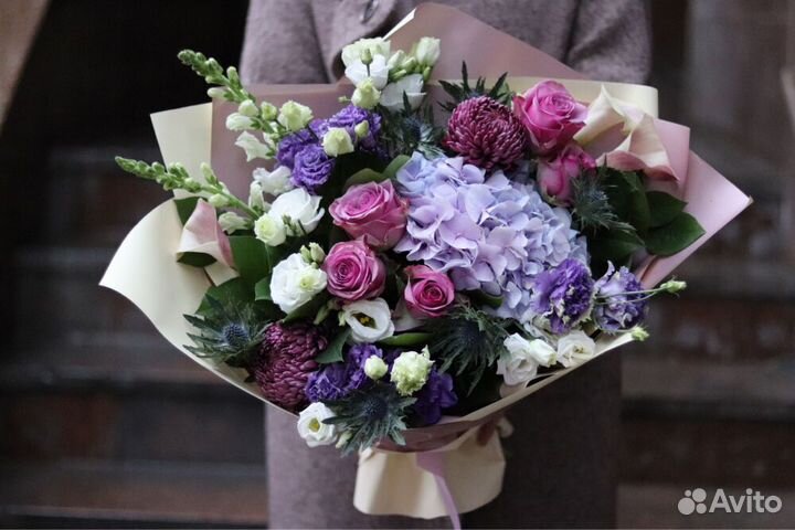 Букеты с розами, лилиями и декоративной зеленью