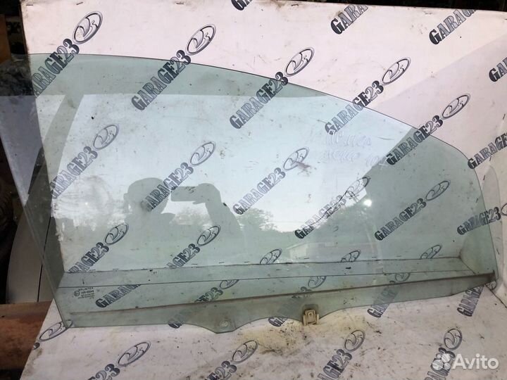 Стекло правое переднее Пежо 107