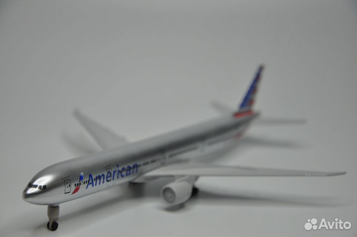 Самолёт Boeing 777-323ER American Airlines металл