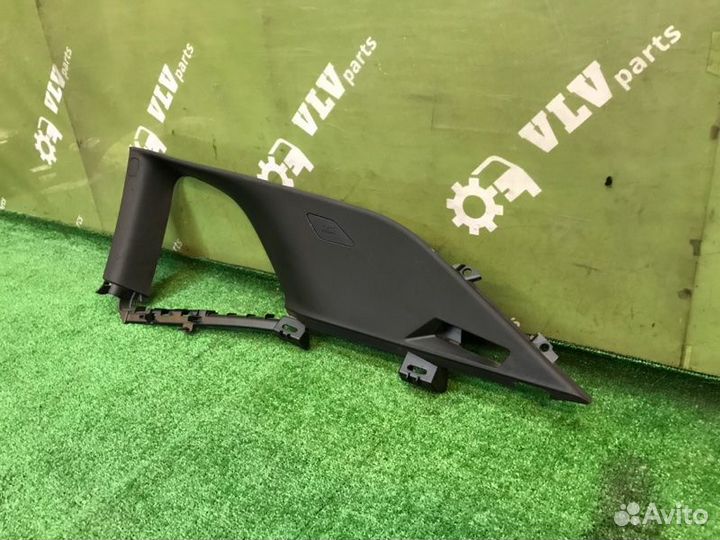 Обшивка стойки задняя правая Dodge Challenger