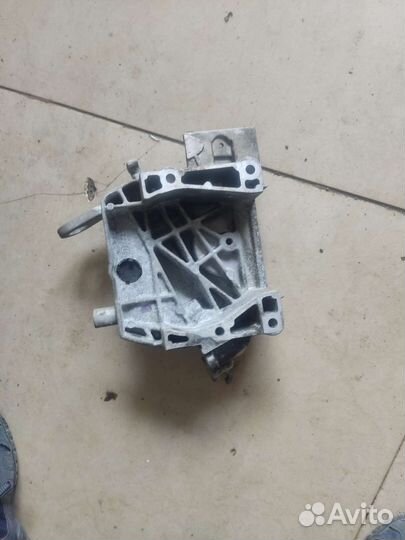 7700114614 кронштейн опоры двигателя рено Клио 2