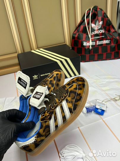 Кроссовки женские