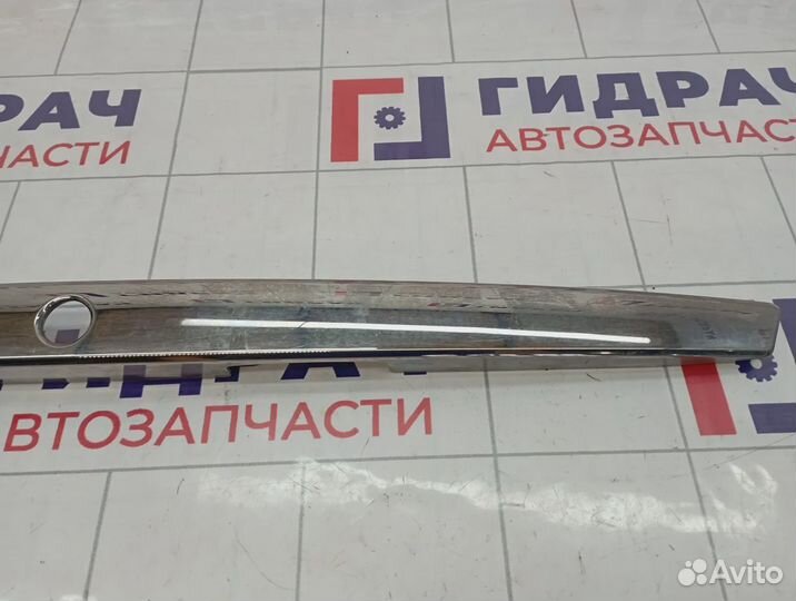 Накладка крышки багажника Nissan Almera (G15) 8481