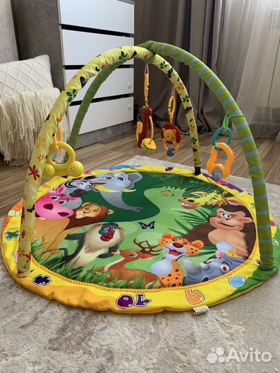 Развивающий коврик и игрушки для малышей