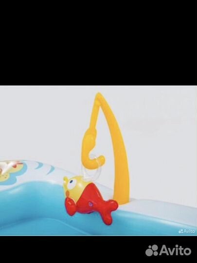 Детский бассейн с горкой и игрушками