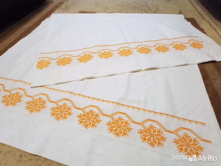 Скатерть новая белая. С вышитой каймой