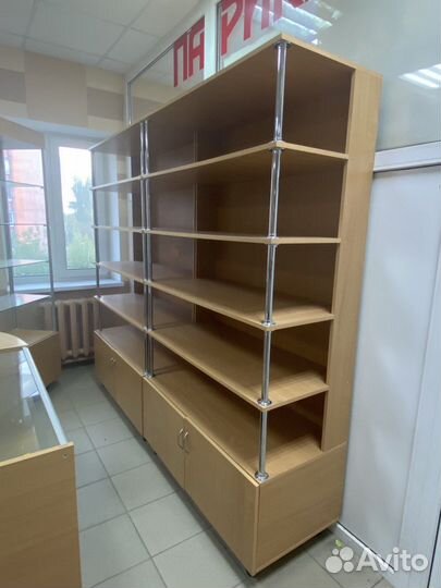 Витрина с закрытой тумбой