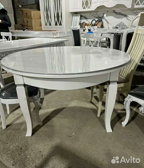 Стол и стулья